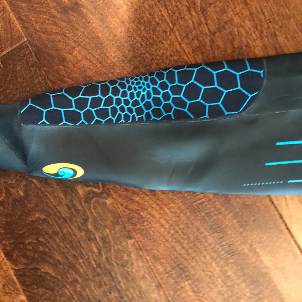 Wetsuit!!! - Picture 4 of 8